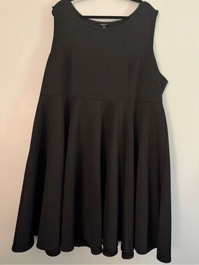 Torrid Sz 4 Black Crew Neck dress faint animal print in fabric